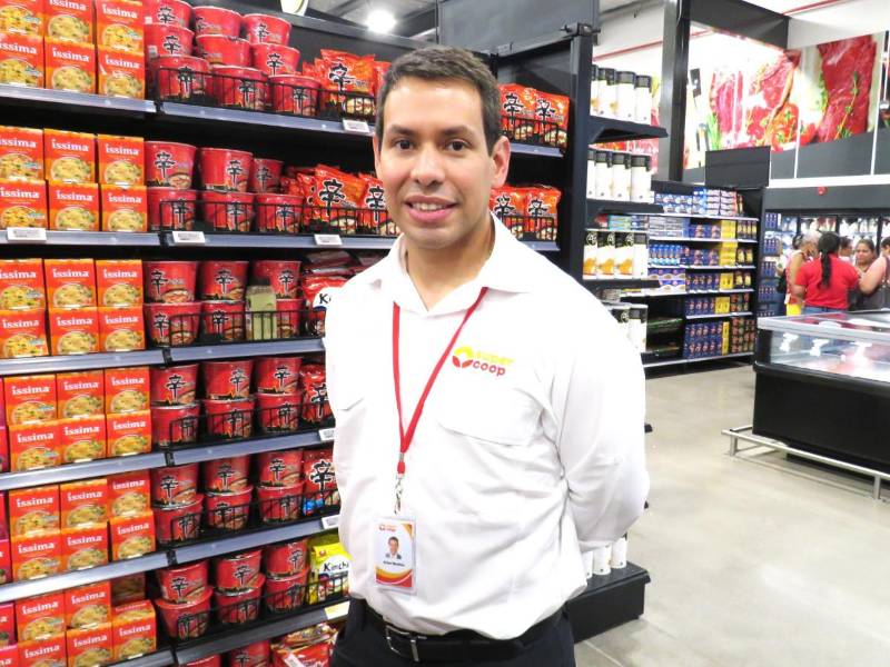 Allan Medina, gerente general de SuperCoop, destacó las ventajas que ofrece el supermercado a los clientes que realizan compras al detalle y mayoristas.