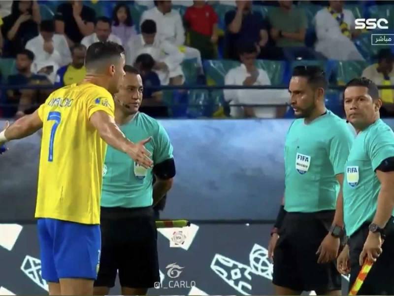 Cristiano Ronaldo le reclamó al árbitro hondureño saíd Martínez.