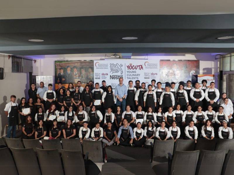 Estudiantes de gastronomía, hostelería y turismo celebran su graduación del programa YOCUTA 2025 de Nestlé, tras completar una intensa capacitación profesional.