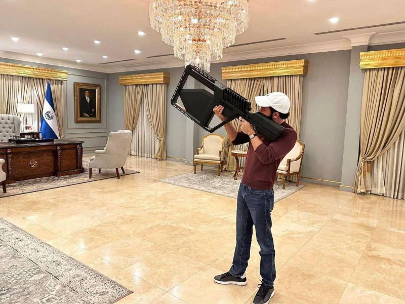 El polémico presidente de El Salvador Nayib Bukele, ha vuelto al ojo de las críticas de sus adversarios por presumir un nuevo armamento que será destinado a las Fuerzas de Seguridad de El Salvador.