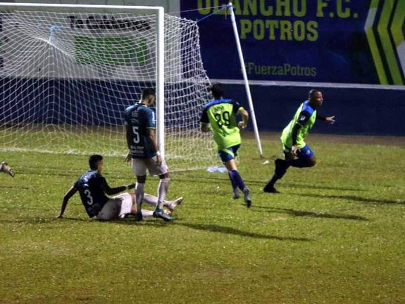 Carlos Ovidio Lanza celebrando su gol del empate del Olancho FC ante Marthón.