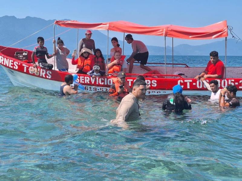 Son muchos los turistas que disfrutan del avistamiento de las estrellas de mar. Un atractivo único en Honduras, que solo la bahía de Trujillo ofrece.