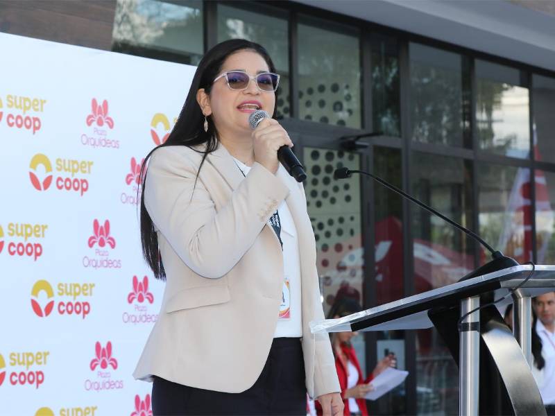 Sonia Fión, gerente general de Cooperativa Mixta SuperCoop Limitada, dio las palabras de bienvenida a la inauguración de la nueva tienda en Tegucigalpa.