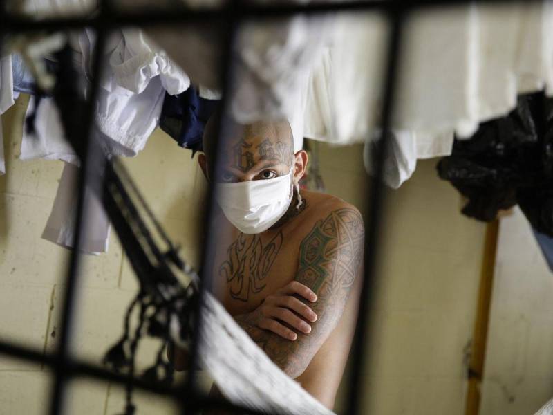 Un pandillero de la mara 18 en una prisión de El Salvador en una imagen de archivo.