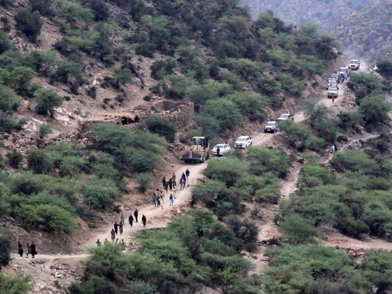 Los equipos de rescate intentan llegar a las zonas afectadas por el terremoto en Kunar, Afganistán.