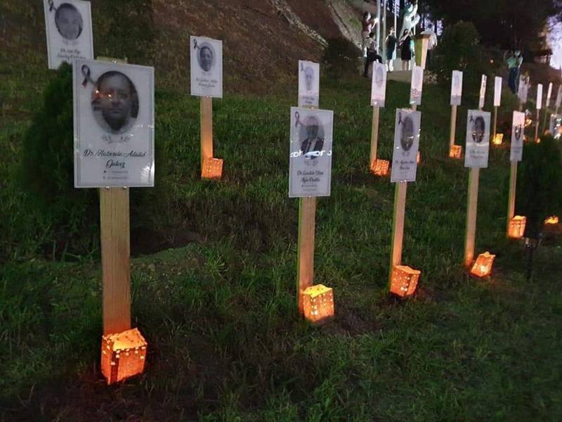Homenaje al personal de salud que murió en servicio durante la pandemia de covid-19 en Honduras.
