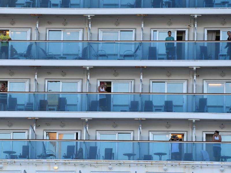 Según un comunicado del navío, citado por ABC, la mujer se precipitó desde el balcón de su camarote y cayó sobre una cubierta inferior.