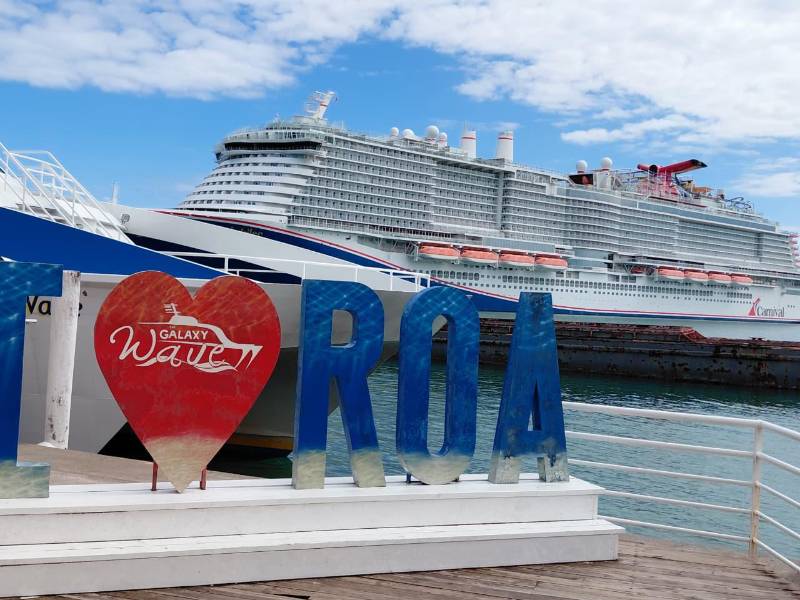 La isla de Roatán es uno de los destinos más visitados por turistas nacionales y extranjeros durante las vacaciones de Semana Santa. Si desea viajar desde La Ceiba a la isla de Roatán por <a rel=nofollow noopener noreferrer href=https://hondurasferry.com/?gad_source=1&amp;gad_campaignid=23277324857&amp;gbraid=0AAAAAqubosxYPcnqPKOXafIDCWAmZPi7t&amp;gclid=Cj0KCQjw7IjOBhDyARIsAFzrWQxZ0rdNv2svd3R3CNd-545DAUNKorf0vnTcg548tzkTL510mWlHotUaAjKvEALw_wcB target=_blank>Dream Ferries </a>el costo del yate es de L1,170 ida y vuelta. Mientras que de La Ceiba a Utila -ida y vuelta-el precio ronda los 1,600 lempiras.