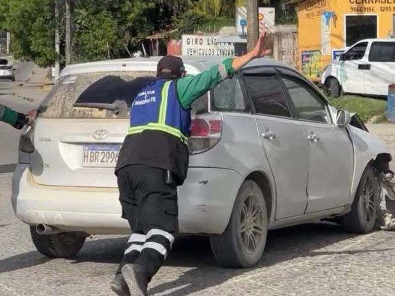 El turismo gris solo sufrió daños frontales.
