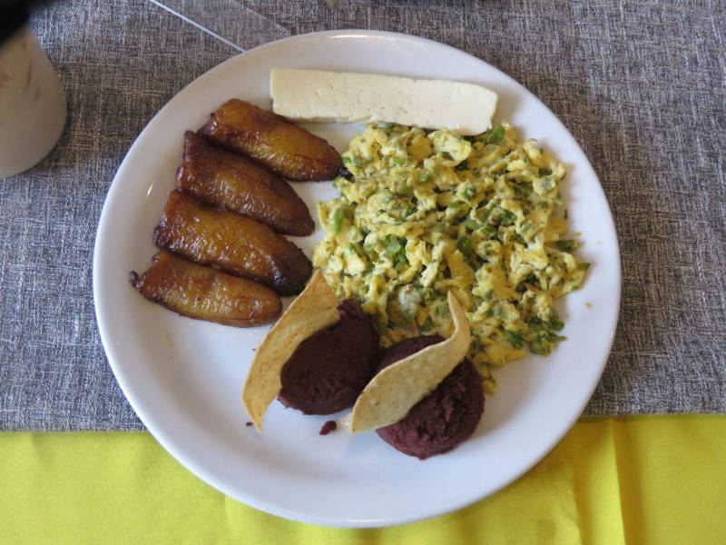 Desayuno típico con loroco.