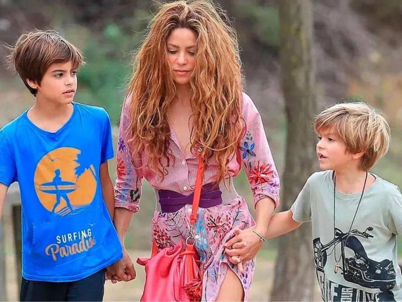 Shakira junto a sus hijos Milan y Sasha.