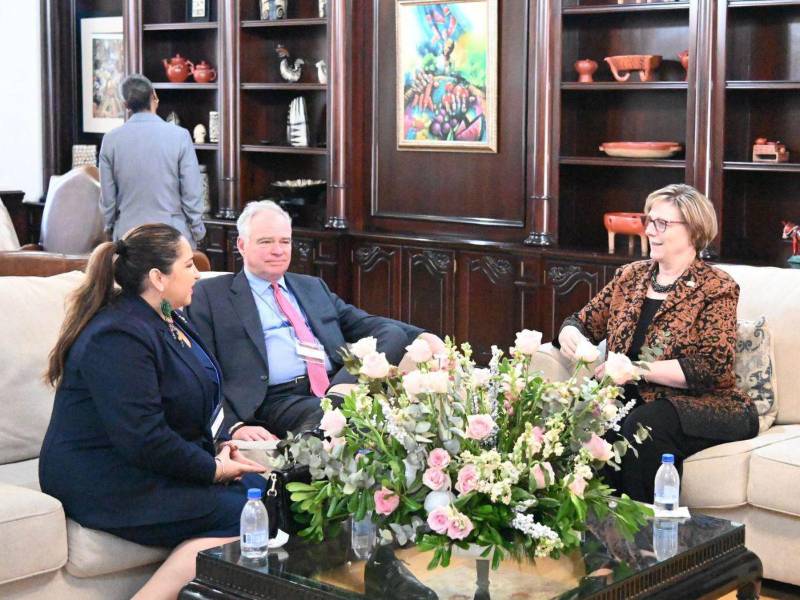 Embajadora Laura Dogu en reunión con la presidenta Xiomara Castro en Casa Presidencial en Tegucigalpa.