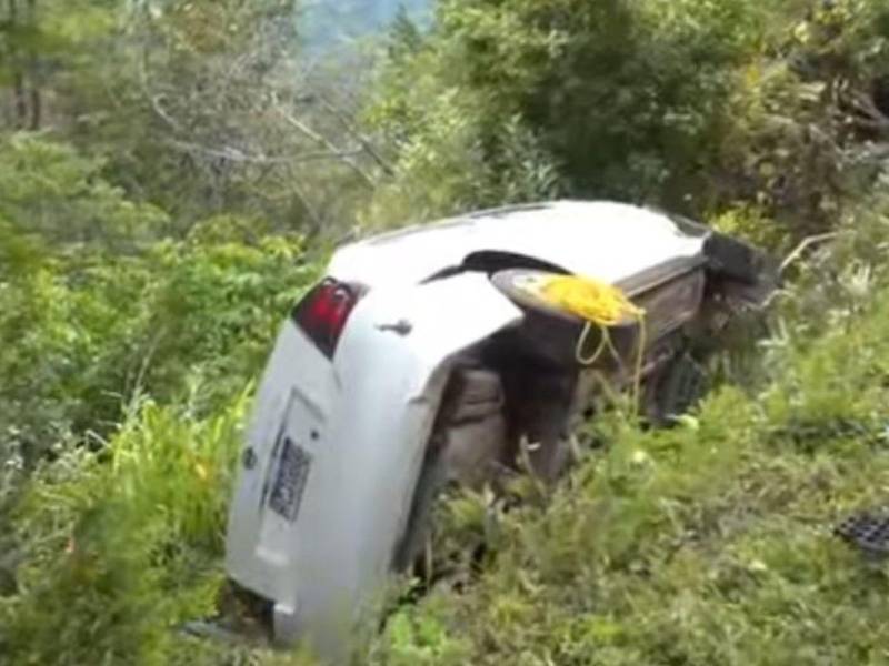 Tras la fuerza del impacto, el turismo quedó volcado en una hondonada.