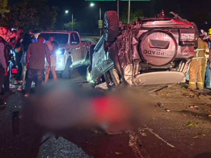 Dos adolescentes perdieron la vida la noche del sábado 9 de mayo, luego de que el vehículo en el que se conducían volcara aparatosamente en el anillo periférico, a la altura de Altos de Toncontín, en la capital.