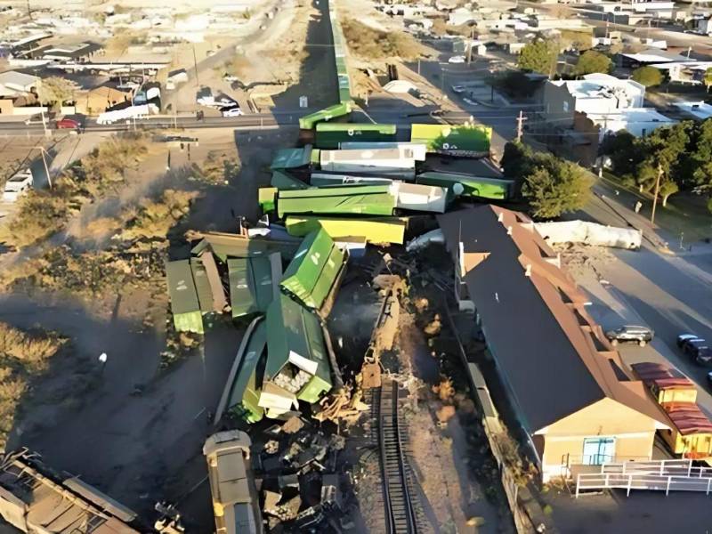 Un choque entre un tren de carga y un tractocamión dejó un saldo de dos empleados fallecidos y tres personas heridas en Pecos, una pequeña localidad del oeste de Texas.