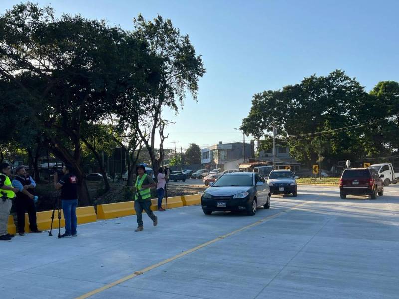 Desde las 6:00 am pasan los carros en el vado de la Colombia.