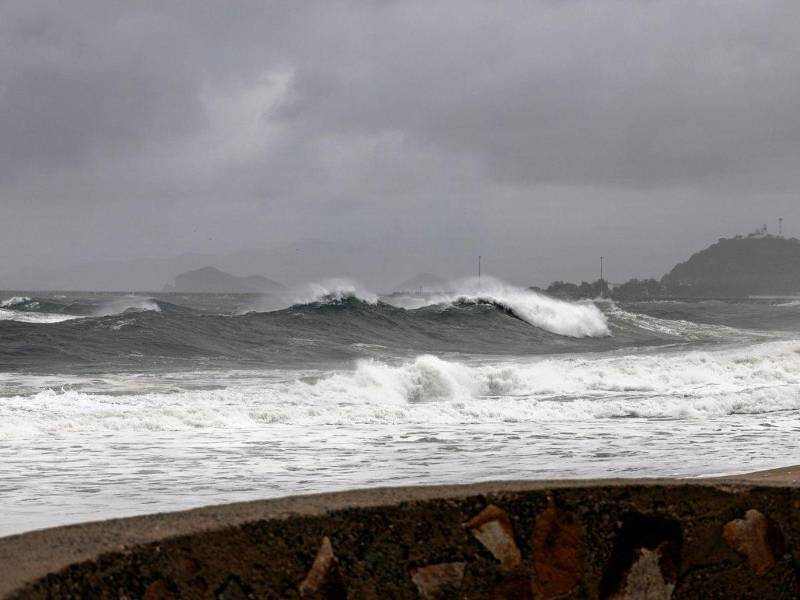 El ciclón generará oleaje de 5 a 6 metros de altura en Jalisco y Michoacán.