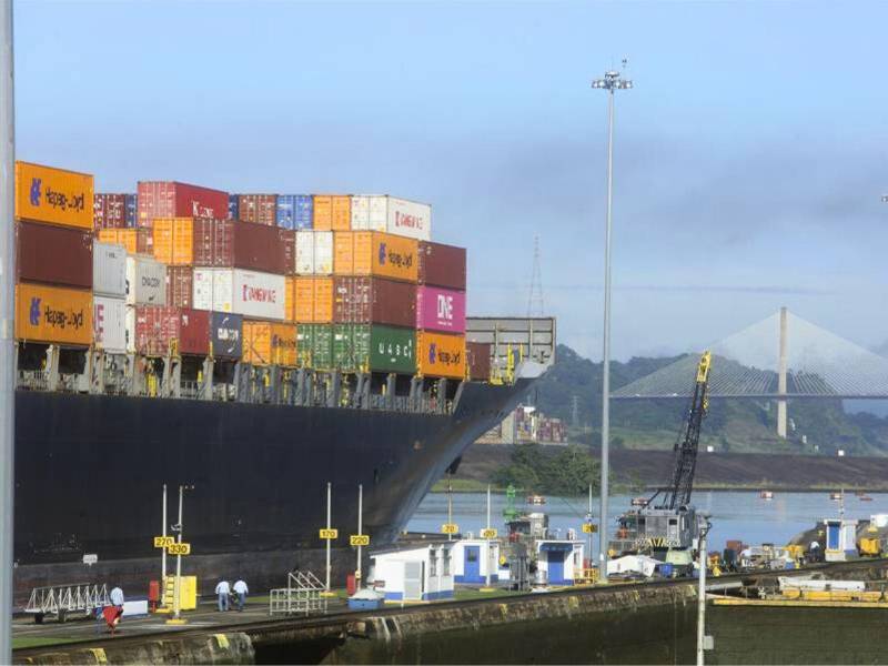 Contenedores cargados en Puerto Cortés con mercancías rumbo a Estados Unidos. FOTO: La Prensa.