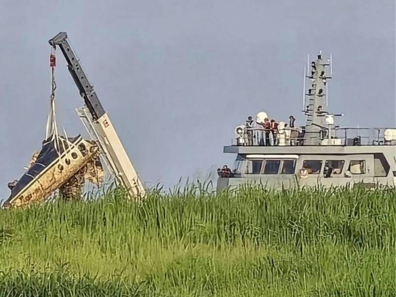 Momentos en que extraen los pedazos del avión accidentado en Roatán.