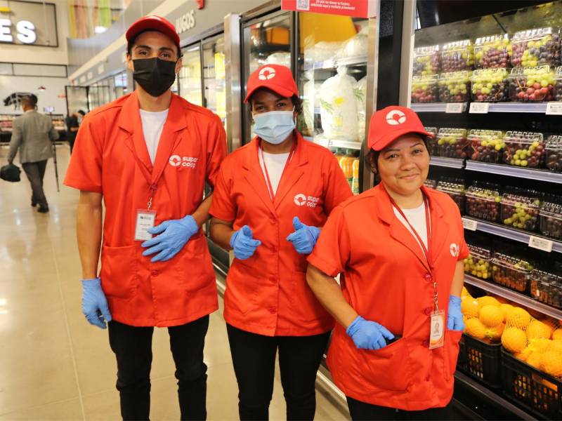 Colaboradores de SuperCoop están listos para atender a los capitalinos en la nueva tienda en Tegucigalpa.