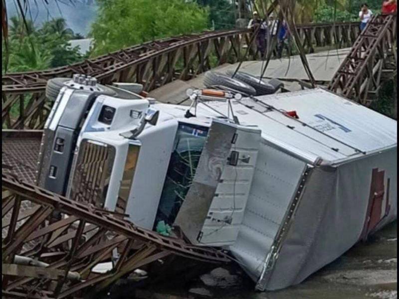 Así quedó el camión y el puente que colapsó en