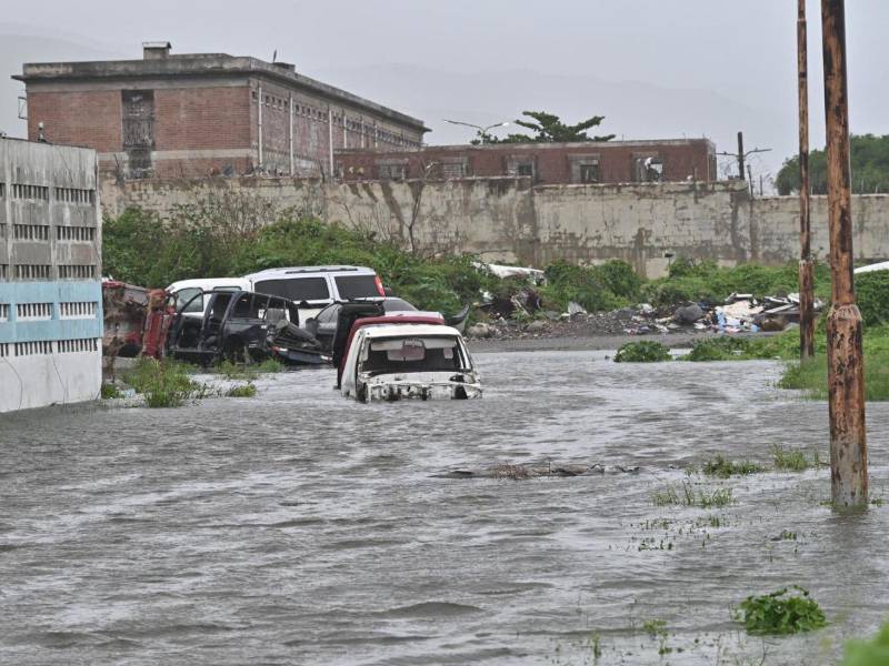 Fotografía de una calle inundada debido al paso del huracán Melissa este martes, en Kingston (Jamaica).