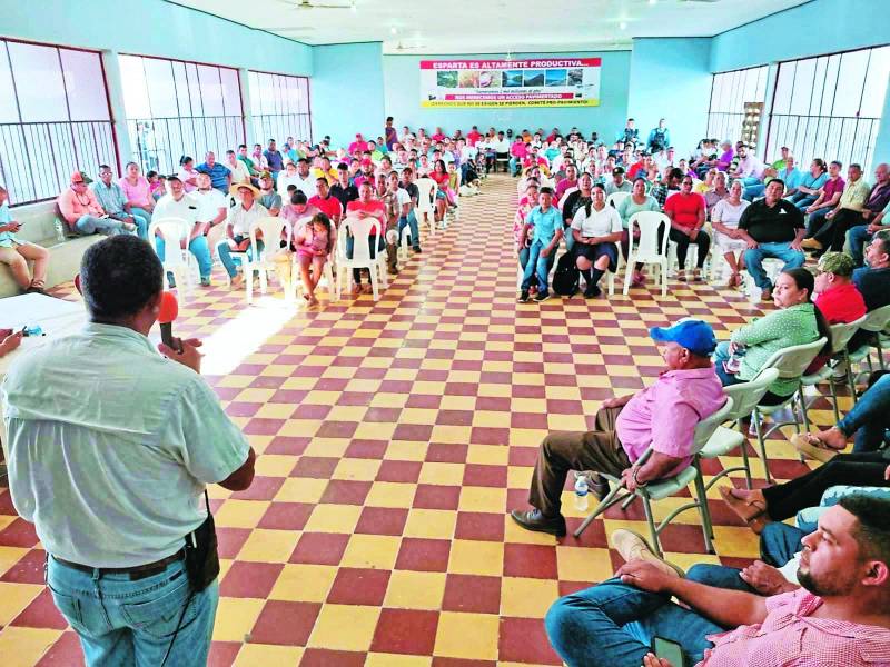 El comité propavimentación recibió la promesa de los diputados de gestionar los fondos.