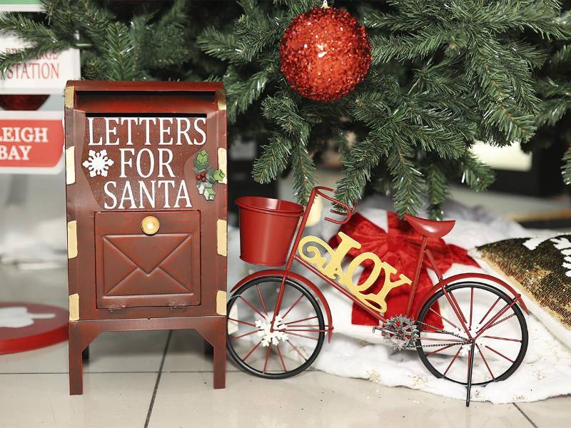 Los adornos navideños de Lady Lee destacan por sus colores clásicos, para llenar cada rincón del hogar de espíritu festivo.