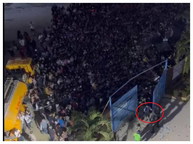 Video: Fanáticos de Bad Bunny rompen portones del Olímpico