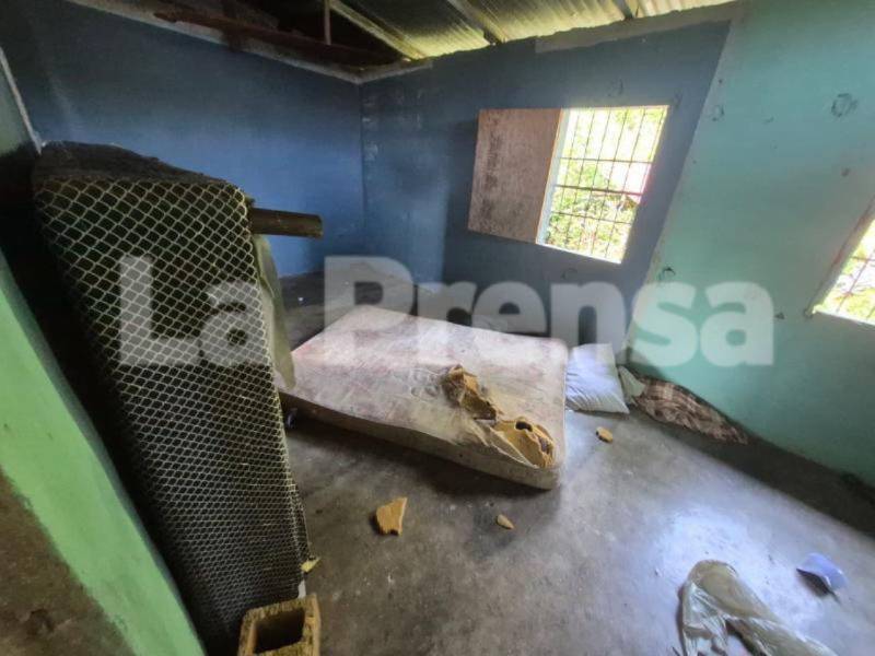En el interior de la vivienda se constataron precarias condiciones con colchones tirados y distintivos de estructuras criminales, evidencias que ya forman parte de las investigaciones sobre el cuádruple homicidio contra cuatro primos en La Ceiba.