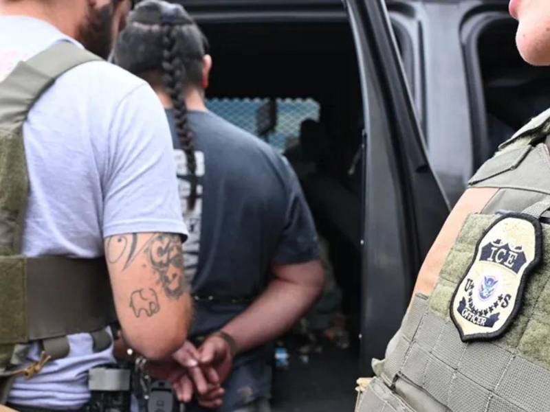 La Administración Trump prepara fondos millonarios para incorporar guantes de descargas eléctricas a las operaciones migratorias.
