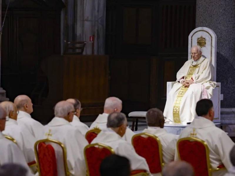 El cardenal Giovanni Battista Re oficia una misa en el primer aniversario de la muerte del papa Francisco en la Basílica de Santa María la Mayor, donde está enterrado el pontífice, en Roma.