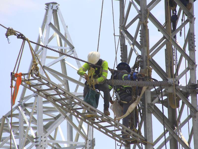 Técnicos de la Enee ajustan una torre de transmisión de una de las nuevas subestaciones.