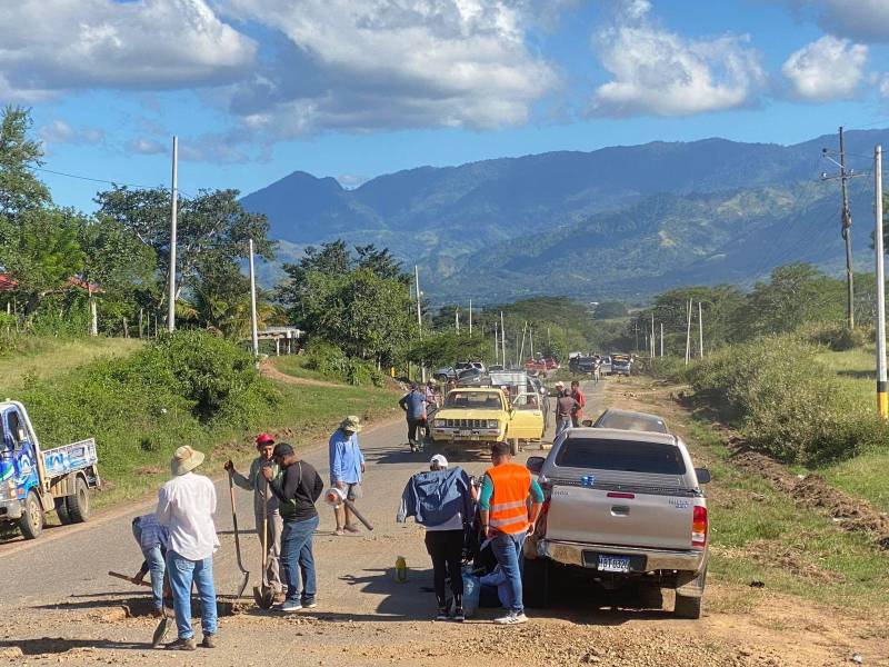 Ciudadanos del municipio de Yoro reparan carretera que conecta la “Ciudad de la Lluvia de Peces con San Pedro Sula.