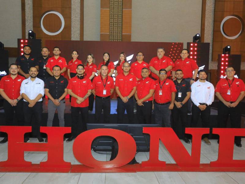 Parte del equipo de colaboradores de Didemo Honda en el evento de lanzamiento.
