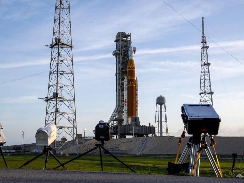 Muestra el cohete del Sistema de Lanzamiento Espacial (SLS) y la nave espacial Orion de la misión Artemis II instalados sobre una plataforma de lanzamiento móvil en el Complejo de Lanzamiento 39B del Centro Espacial Kennedy en Cabo Cañaveral.
