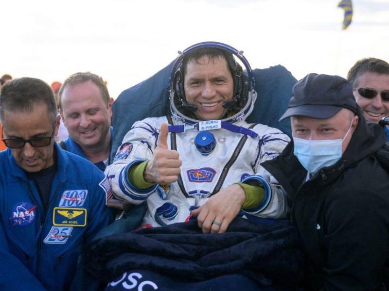 Un astronauta de la NASA y dos cosmonautas rusos aterrizaron este miércoles en Kazajistán tras una misión de más de un año en la Estación Espacial Internacional (ISS), anunció la agencia rusa Roscosmos.