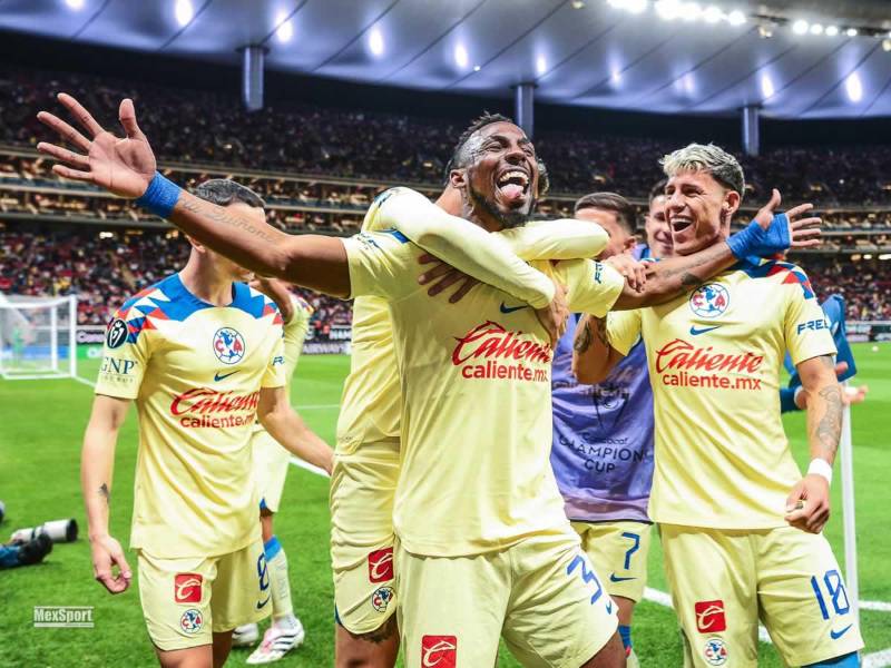 Julián Quiñones celebrando su gol de penal que puso a ganar al América contra Chivas en el Clásico Nacional de México por la Concacaf Champions Cup.
