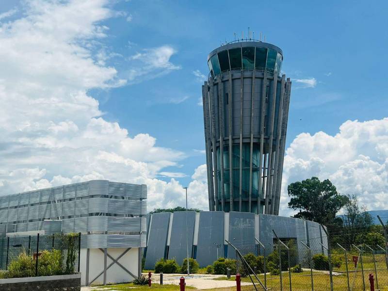 Equipos valorados en millones de dólares permanecen sin uso en Palmerola, como esta torre de control que se construyó por más de 7 millones de dólares, pero está abandonada.