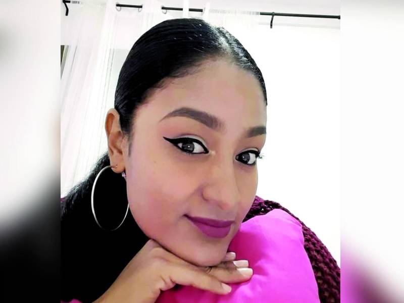 El cuerpo de Jasmin Suazo fue repatriado ayer y sus familiares llegaron a recibirlo al aeropuerto Ramón Villeda Morales; Rafael Casco, cuñado de la joven, dijo que se fue llena de ilusiones.