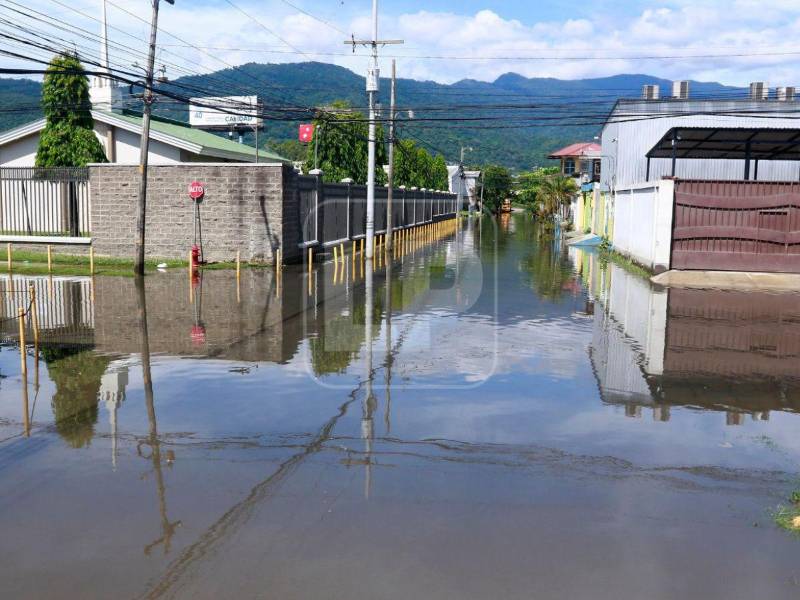 Aguas negras y lodo permanecen en calles de Monte Fresco Oeste, en San Pedro Sula.