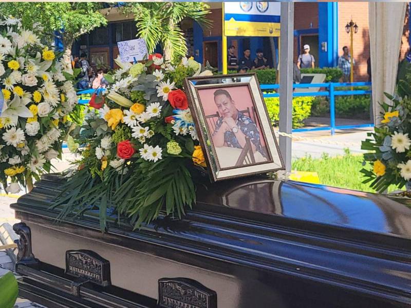 Unah de Comayagua rinde homenaje al catedrático y periodista José Ángel Gonzáles García.