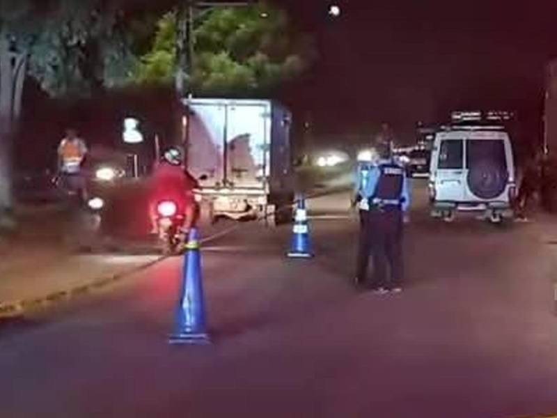 Agentes de la Policía en el lugar del accidente.