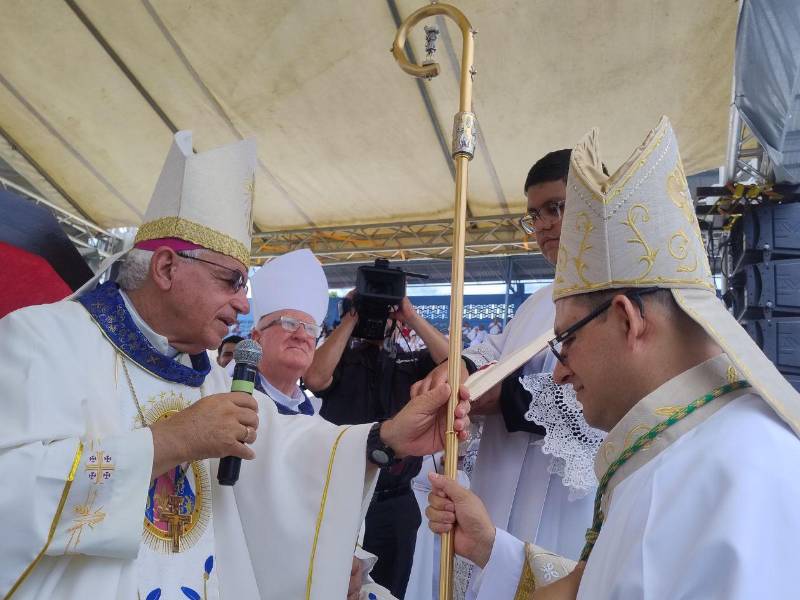 Momentos de la unción de monseñor Jenry Johel Velásquez.