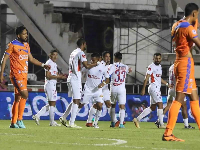 Jugadores del Olimpia celebrando el golazo de Edwin Rodríguez contra la UPN.