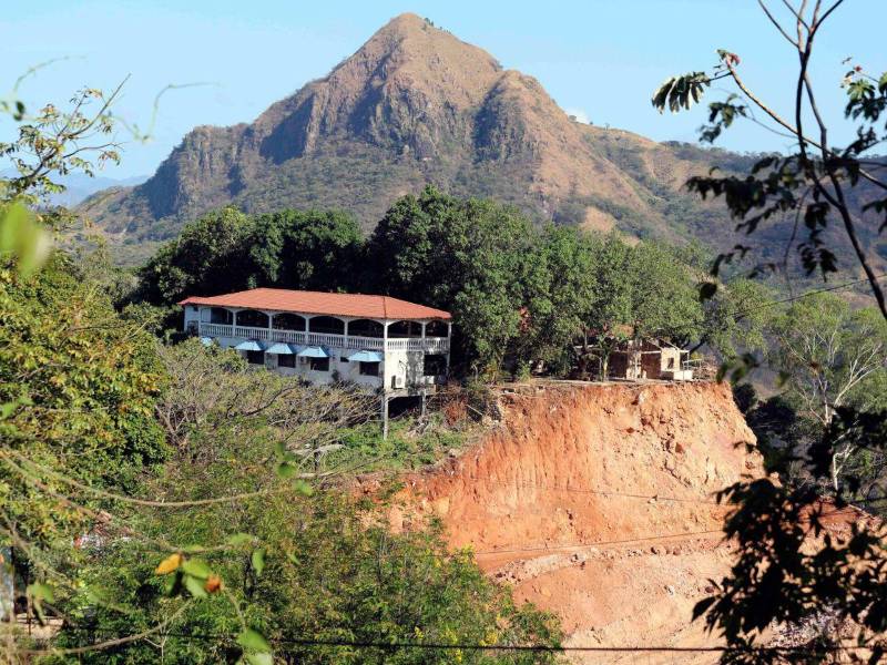 Fotografía del 6 de marzo de 2025 que muestra cortes en una montaña de donde extraen tierra en una mina a cielo abierto, en el municipio El Corpus (Honduras).