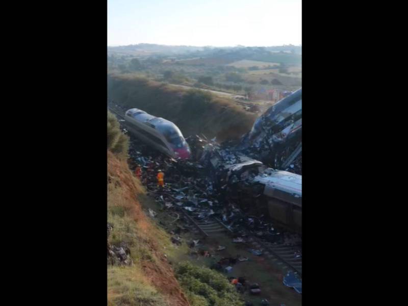 Al menos 64 fallecidos y decenas de heridos graves es el balance provisional del accidente ferroviario ocurrido este miércoles en Urda (Toledo), un siniestro que se ha producido al colisionar dos trenes de alta velocidad por causas que aún se investigan. Captura de video de <b><a rel=nofollow href=https://www.facebook.com/profile.php?id=100093599133944&amp;__cft__[0]=AZgb4GrkUS3FB6XPdimnVx4m4YmysMfegkAcFV4Kor5KCJxR1xKpWVl40R2_1PYblGLeusxyyErH35NxKtBIWzyoGDkzLV-ywXezNfZ0ybLdu-ybqPY2HCTDMHoxSXgJ7h6U784uk02DxItOBcxPdXwIgBrXM-6mvYJ17Agw0jVpknINSn_mH1Nh8vZNZkU_w7pAog4&amp;__tn__=-UC%2CP-R>El Panorama Diario</a></b>.