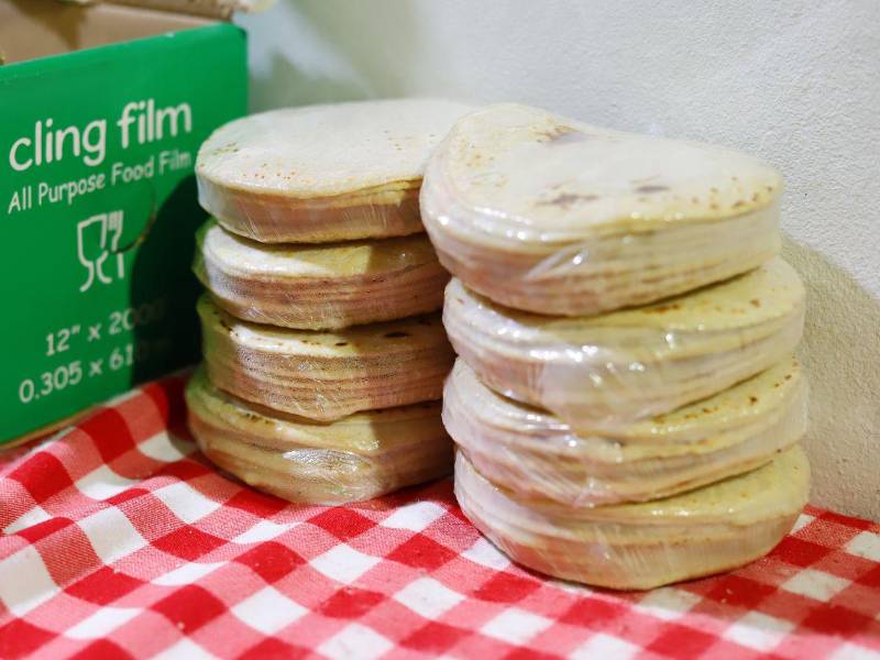 Las mujeres que se dedican a elaborar tortillas en el mercado Guamilito de San Pedro Sula venden el paquete de 8 unidades pequeñas a L10.