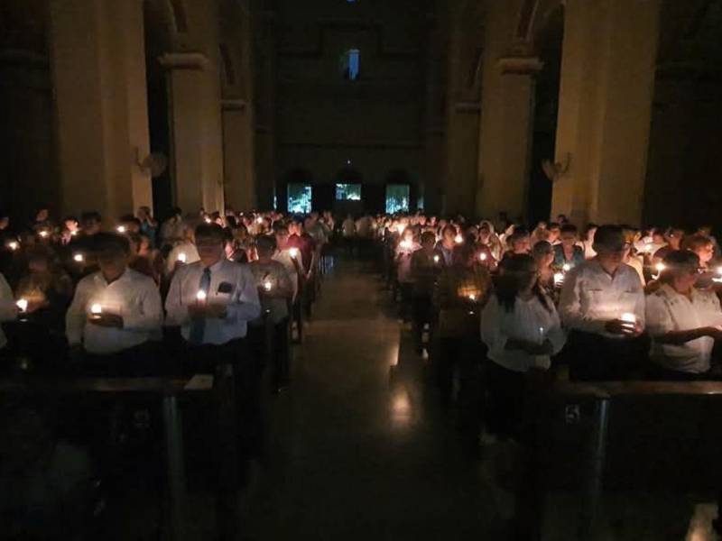 Felígreses católicos llegan a la misa en este domingo de resurrección.