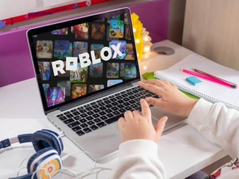 Roblox se convierte así en la primera gran plataforma de juegos en línea que exige verificaciones faciales de edad a usuarios de todas las edades para acceder al chat.
